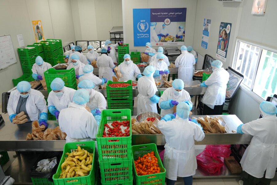  在营地里准备校园餐的女性。照片 © UN Jordan