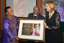 联合国世界粮食计划署授予名誉大主教德斯蒙德•图图“反饥饿卫士”荣誉称号