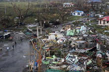 世界粮食计划署紧急调集物资，帮助菲律宾政府应对台风“海燕”