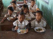 中国代表团考察世界粮食计划署柬埔寨学校供餐项目