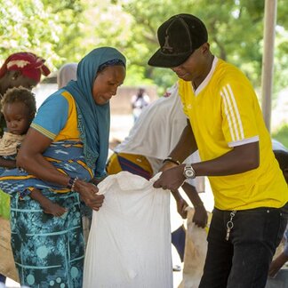 Food distribution to IDPs in the South-West region. Photo: WFP/Cheick Omar Bandaogo