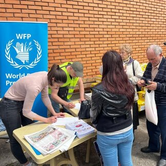 WFP staff distributing cash assistance to Ukrainians affected by the war