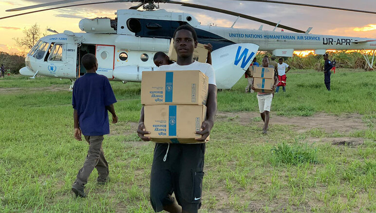 2019年3月21日，在热带气旋 “伊代” 过境后，世界粮食计划署调派直升机搭载高能量饼干运抵莫桑比克Guaraguara区。 照片 © WFP/Deborah Nguyen