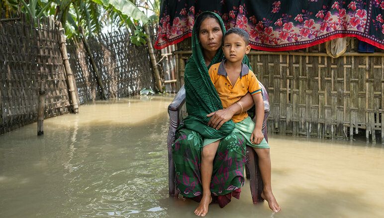 2020年7月，季风性暴雨淹没了孟加拉国北部和东北部地区。 洪水淹没了Sayema的房子，让她的正常生活难以为继。她和家人面临粮食短缺的困扰。世界粮食计划署向Kurigram地区近6000个最需要帮助的脆弱家庭提供了现金援助。 照片 © WFP/Mehedi Rahman